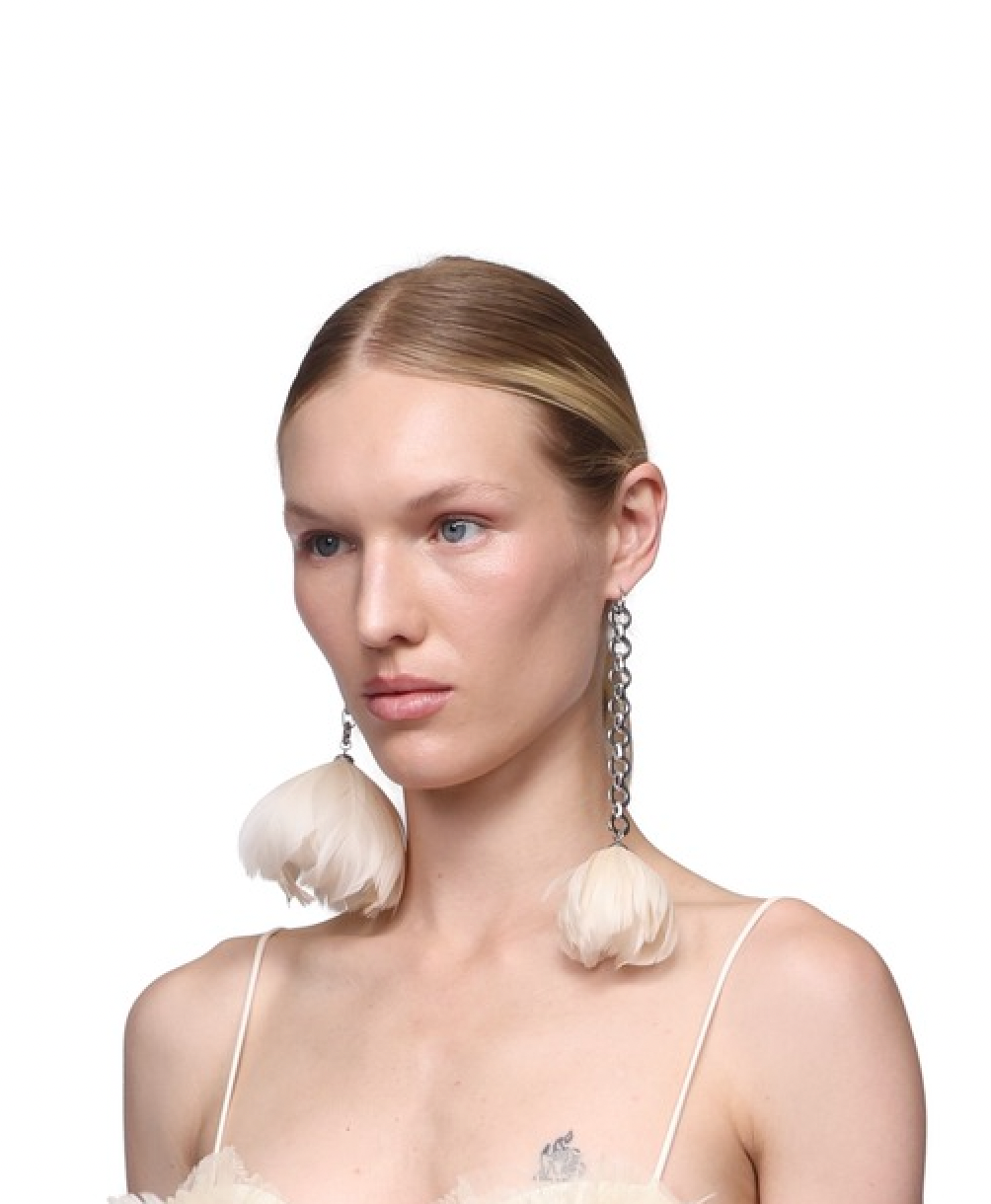 FEATHER FLOWER ASYMMETRIC EARRINGS IN OFF WHITE