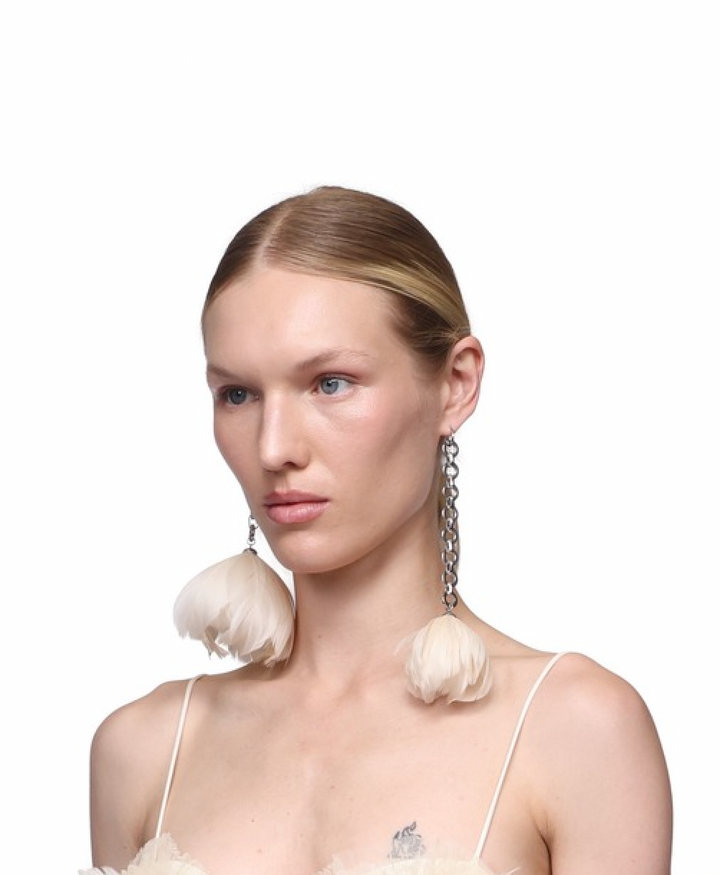 FEATHER FLOWER ASYMMETRIC EARRINGS IN OFF WHITE